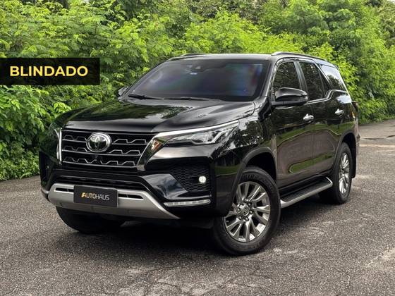 TOYOTA HILUX SW4 2.8 D-4D TURBO DIESEL SRX 7L 4X4 AUTOMÁTICO TOYOTA HILUX SW4 2.8 D-4D TURBO DIESEL SRX 7L 4X4 AUTOMÁTICO